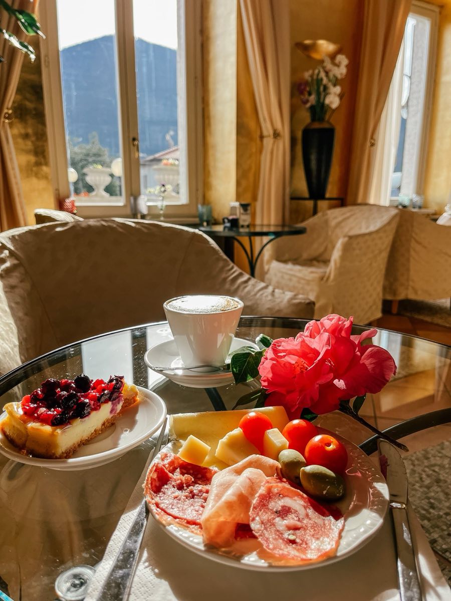 Breakfast in the gold lounge